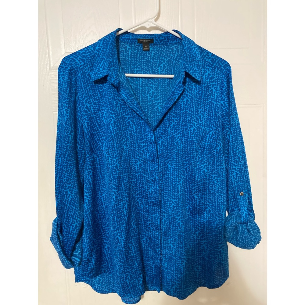 Ann Taylor Blue print Button Down shirt. Size 8.